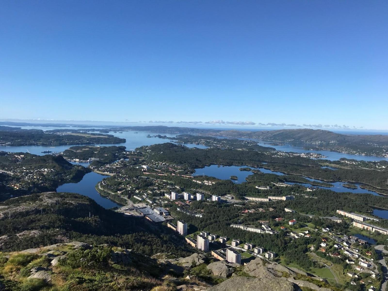 A Beautiful 3-bedroom With Stunning Views And Free Parking Appartement Bergen